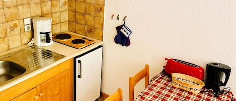 Fridge, microwave, electric kettle, cookware/dishes/utensils