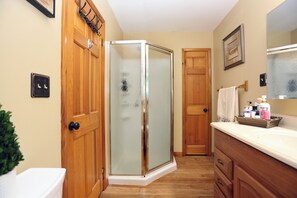Combined shower/bathtub, hair dryer, towels, toilet paper - Score a Home Run with Triple Play Hideaway – 2 Mins from Cooperstown Dreams Park (Milford)