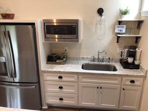 Kühlschrank, Mikrowelle, Herdplatte, Wasserkocher mit Kaffee-/Teezubehör