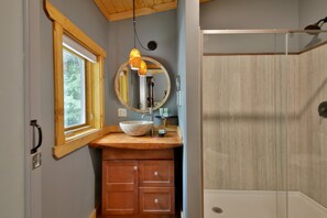 Shower, hair dryer, towels, soap - The Ridge at Langley: Villa Oscar (Langley)