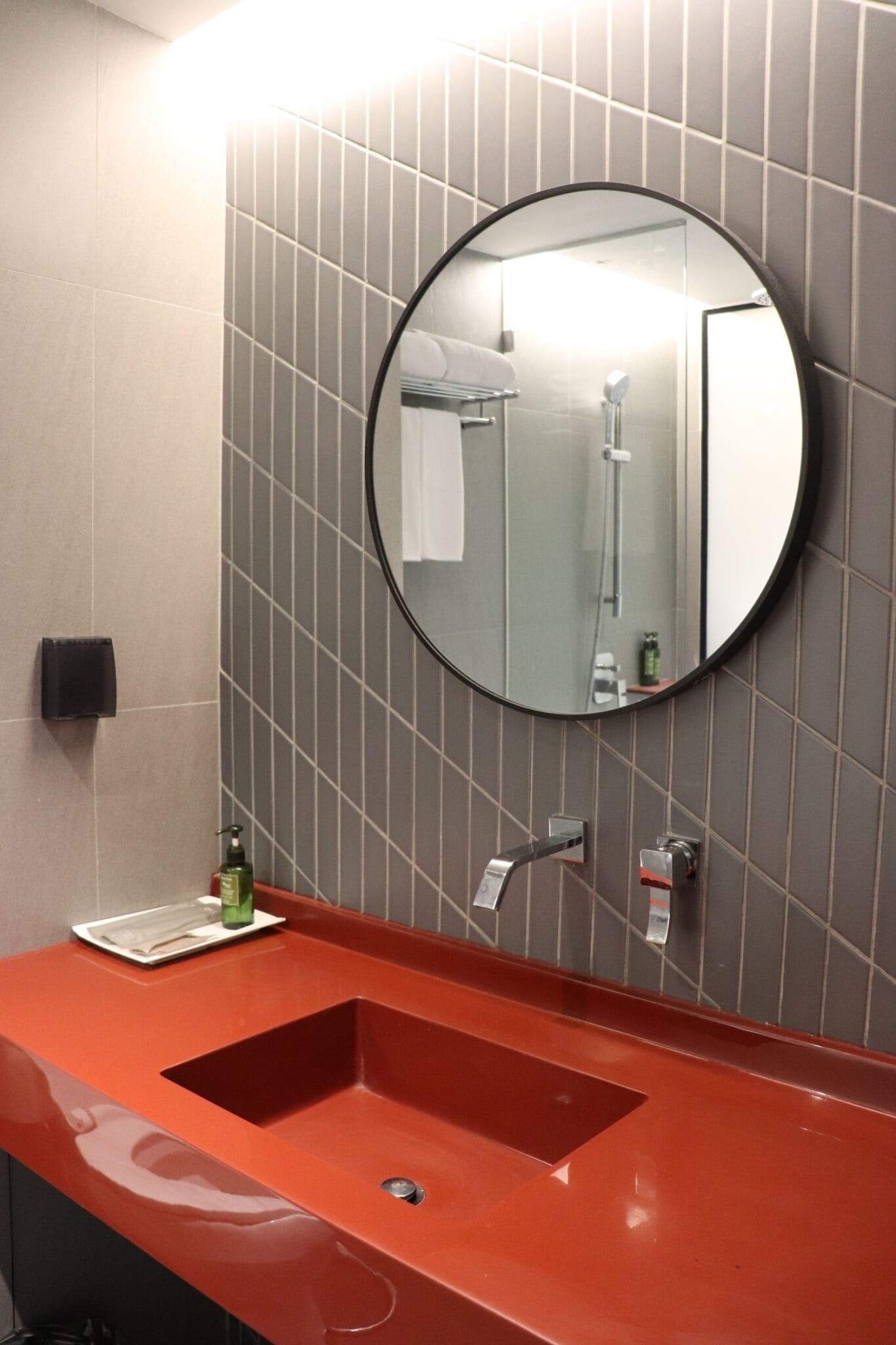 Chuveiro, chuveiro com efeito de chuva, secador de cabelo, chinelos