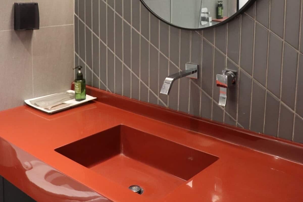 Regadera, regadera tipo lluvia, secadora de cabello, pantuflas