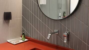 Douche, douche à « effet pluie », sèche-cheveux, chaussons