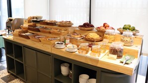Een buffet met diverse gerechten en bijbehorende sauzen en toppings.