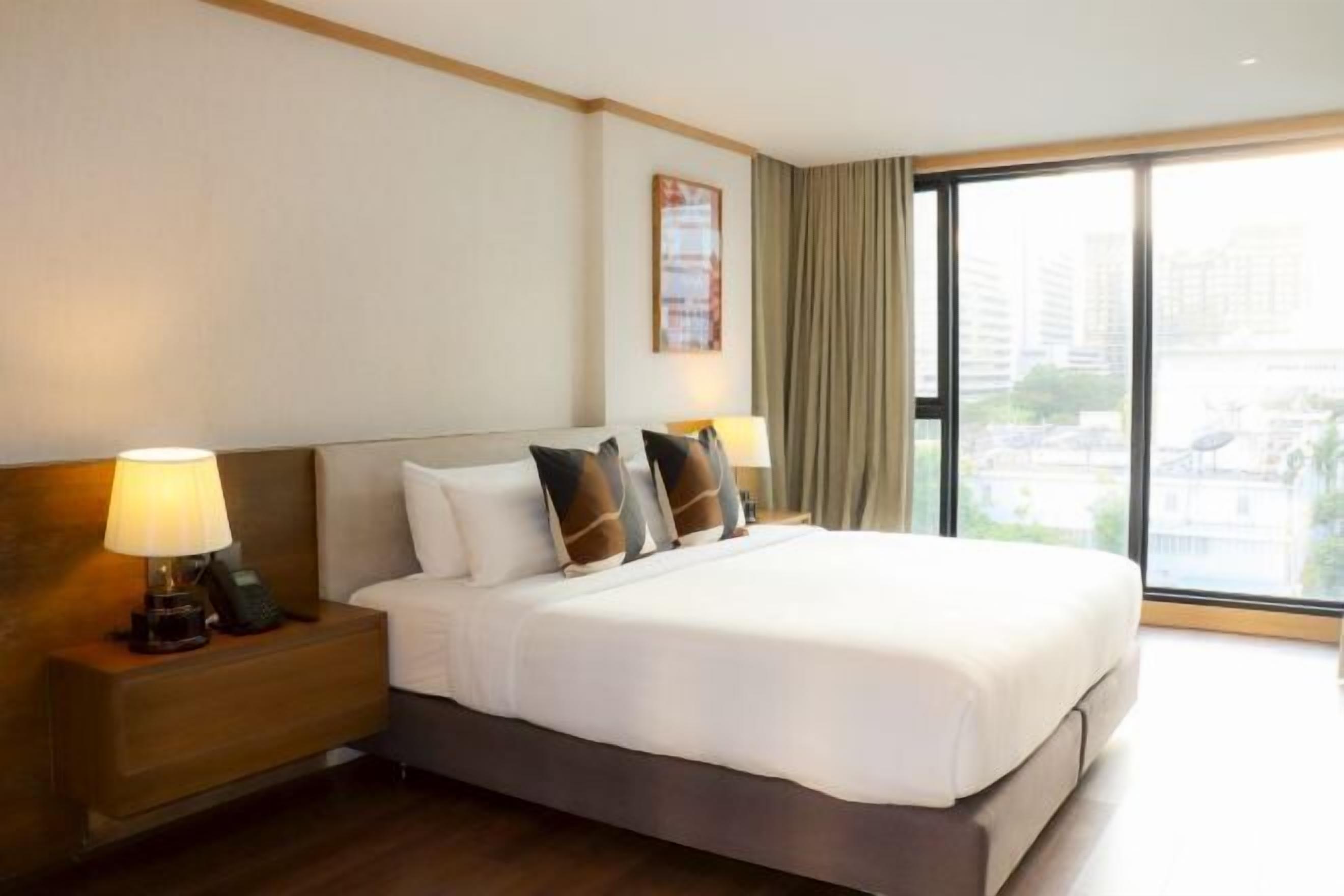 Hypo-allergenic bedding, minibar, in-room safe, desk