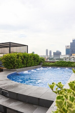 Outdoor pool - The Quart Ruamrudee by UHG (Bangkok)