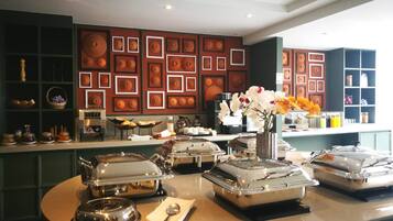 Petit déjeuner buffet (300 THB par personne)