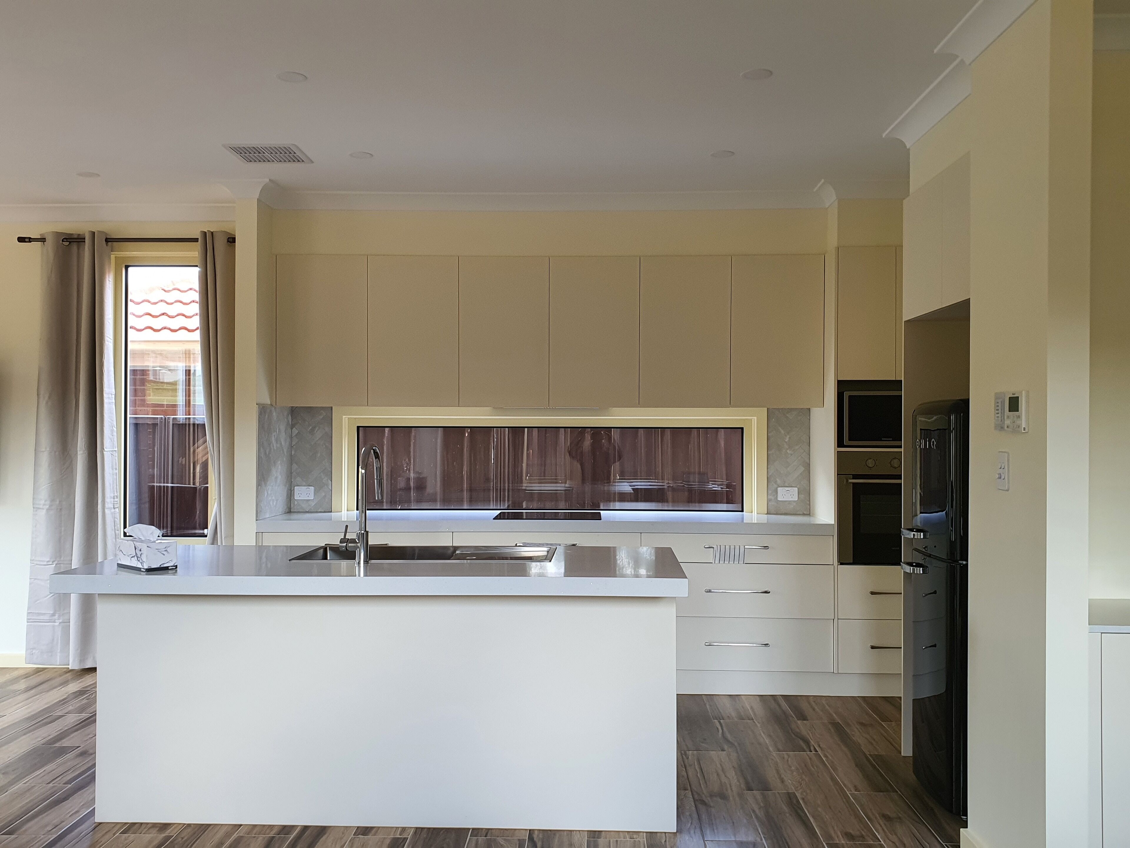 Kühlschrank, Mikrowelle, Ofen, Geschirrspüler