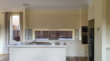 Kjøleskap, mikrobølgeovn, ovn og oppvaskmaskin