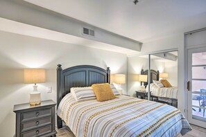 1 bedroom, iron/ironing board, Internet, bed sheets - Condo w/ Patio, Walk to Downtown Palm Springs! (Palm Springs)