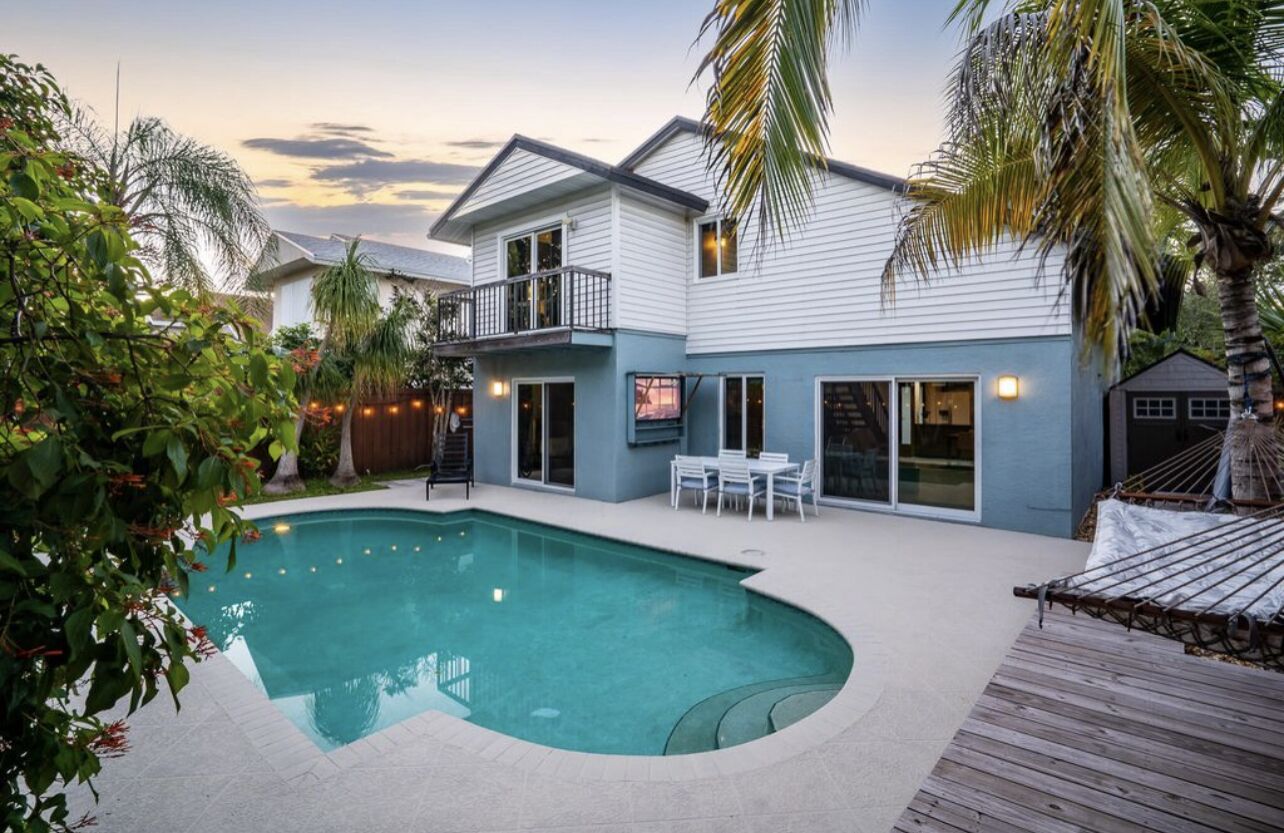 Tranquil & Private Villa ☀️ Salt water pool, 10 Min walk to Beach! 