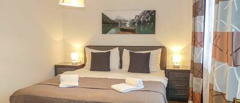 2 bedrooms, iron/ironing board, free WiFi