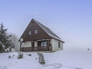 Exterior - Wonderful private villa for 6 people with WIFI, pool, TV, terrace, pets allowed and panoramic view (Dvůr Králové Nad Labem)