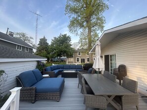 Outdoor dining - Holiday House · Lakeview House on Rye Beach (Huron)