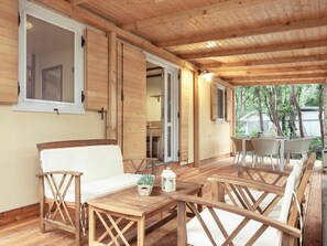 Outdoor dining - Nice apartment in villa for 6 people with WIFI, A/C, hot tub, pool, TV, terrace and pets allowed (Pazin)