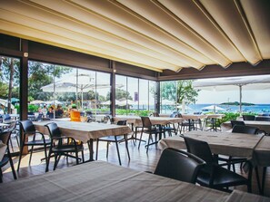 Dining - Nice apartment in villa for 6 people with WIFI, A/C, hot tub, pool, TV, terrace and pets allowed (Pazin)