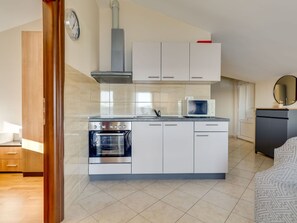 Een magnetron, een oven, een vaatwasser, een vriezer