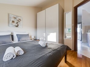 7 bedrooms, travel cot, free WiFi