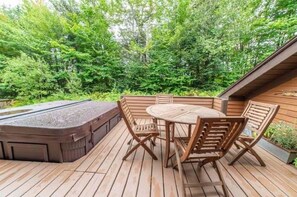 Outdoor dining - Ski on Ski Off & Newly Renovated! 30 feet to covered magic carpet at Carinthia. (Dover)