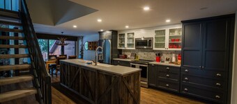 Ski on Ski Off & Newly Renovated! 30 feet to covered magic carpet at Carinthia.