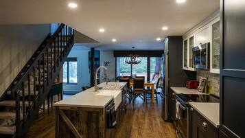 5 bedrooms, iron/ironing board, free WiFi, bed sheets