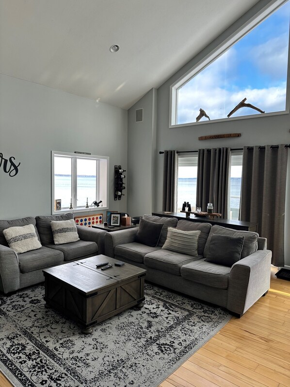 Smart TV, fireplace, stereo