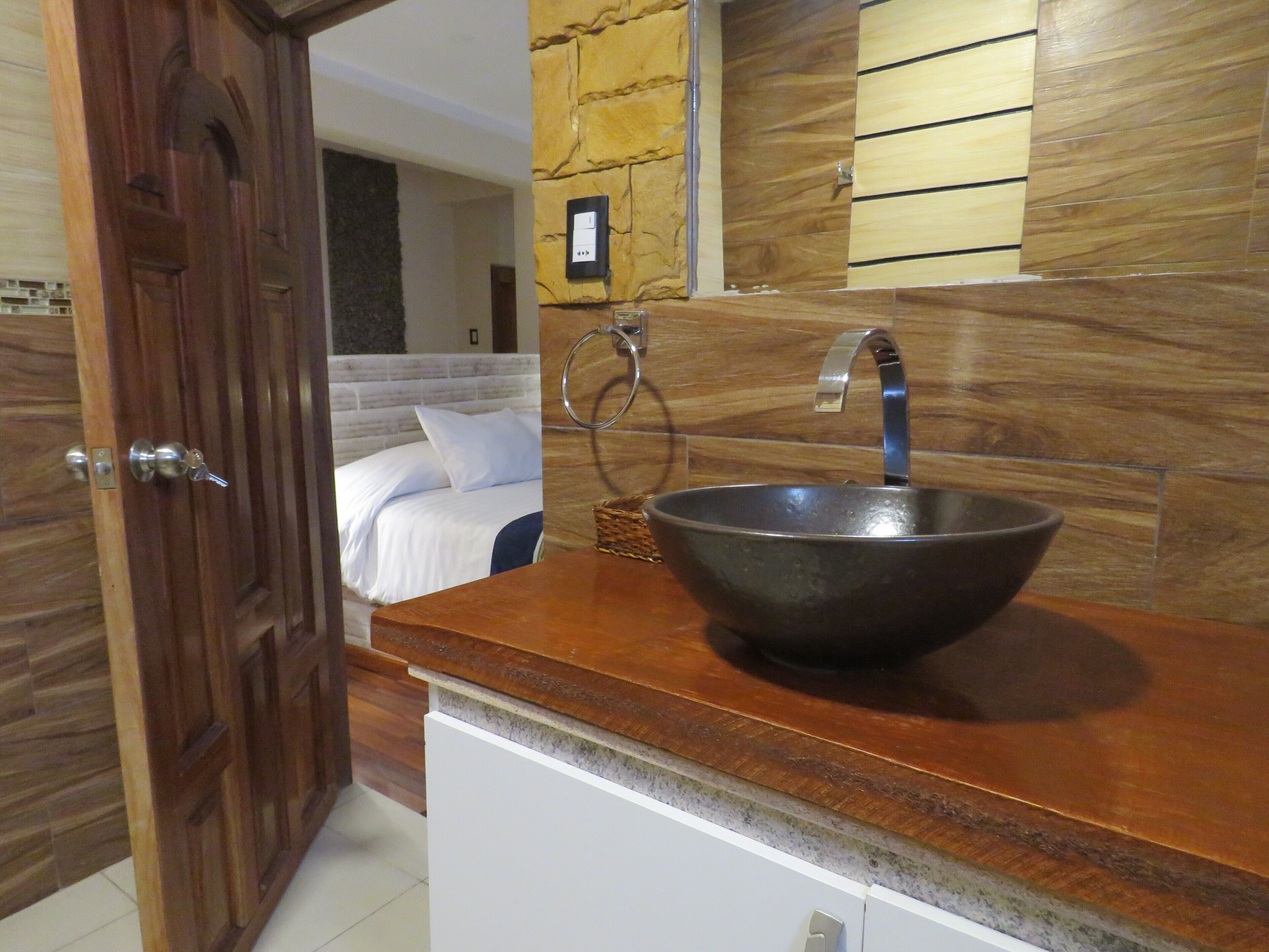 combined shower/bathtub, towels