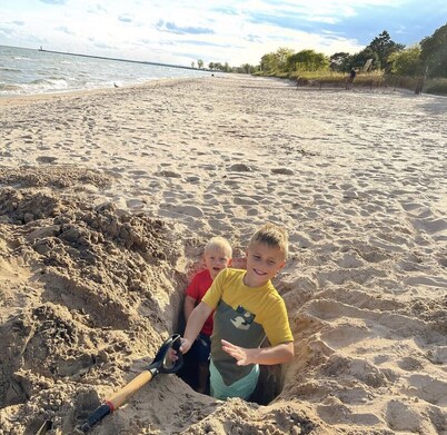 Beach House- 3 blocks to beach, Huge patio, Sauna, Fire Pit and 2 bikes! 🚲🔥🌊