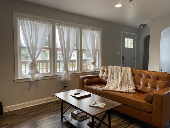 Smart TV, books - Beach House- 3 blocks to beach, Huge patio, Sauna, Fire Pit and 2 bikes! 🚲🔥🌊 (Two Rivers)