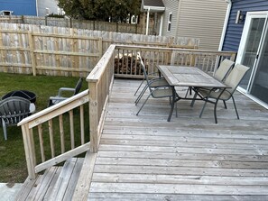 Outdoor dining - Beach House- 3 blocks to beach, Huge patio, Sauna, Fire Pit and 2 bikes! 🚲🔥🌊 (Two Rivers)
