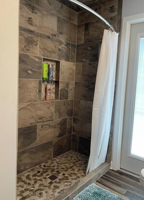 Dusche, Haartrockner, Handtücher, Seife