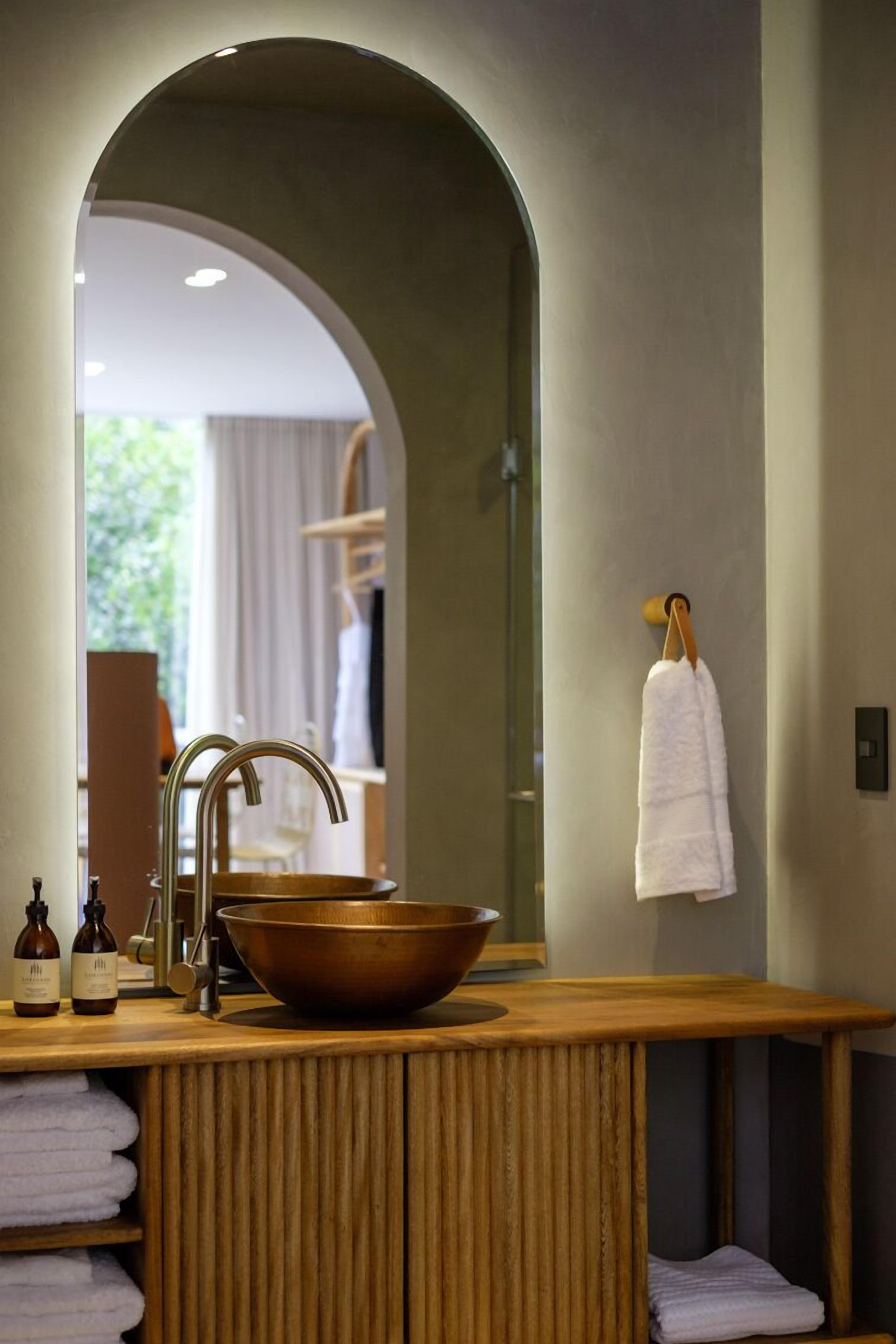 Suite superior | Baño | Regadera, regadera tipo lluvia, secadora de cabello, batas 