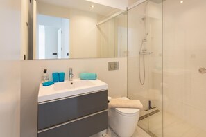 Dusj, hårføner og håndklær