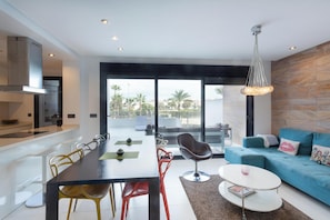 Een televisie en een dvd-speler