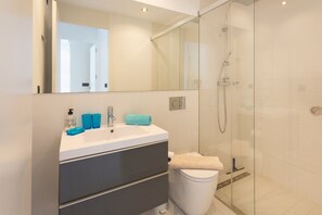 Douche, sèche-cheveux, serviettes fournies