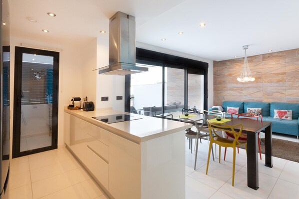 冷蔵庫、電子レンジ、オーブン、コンロ