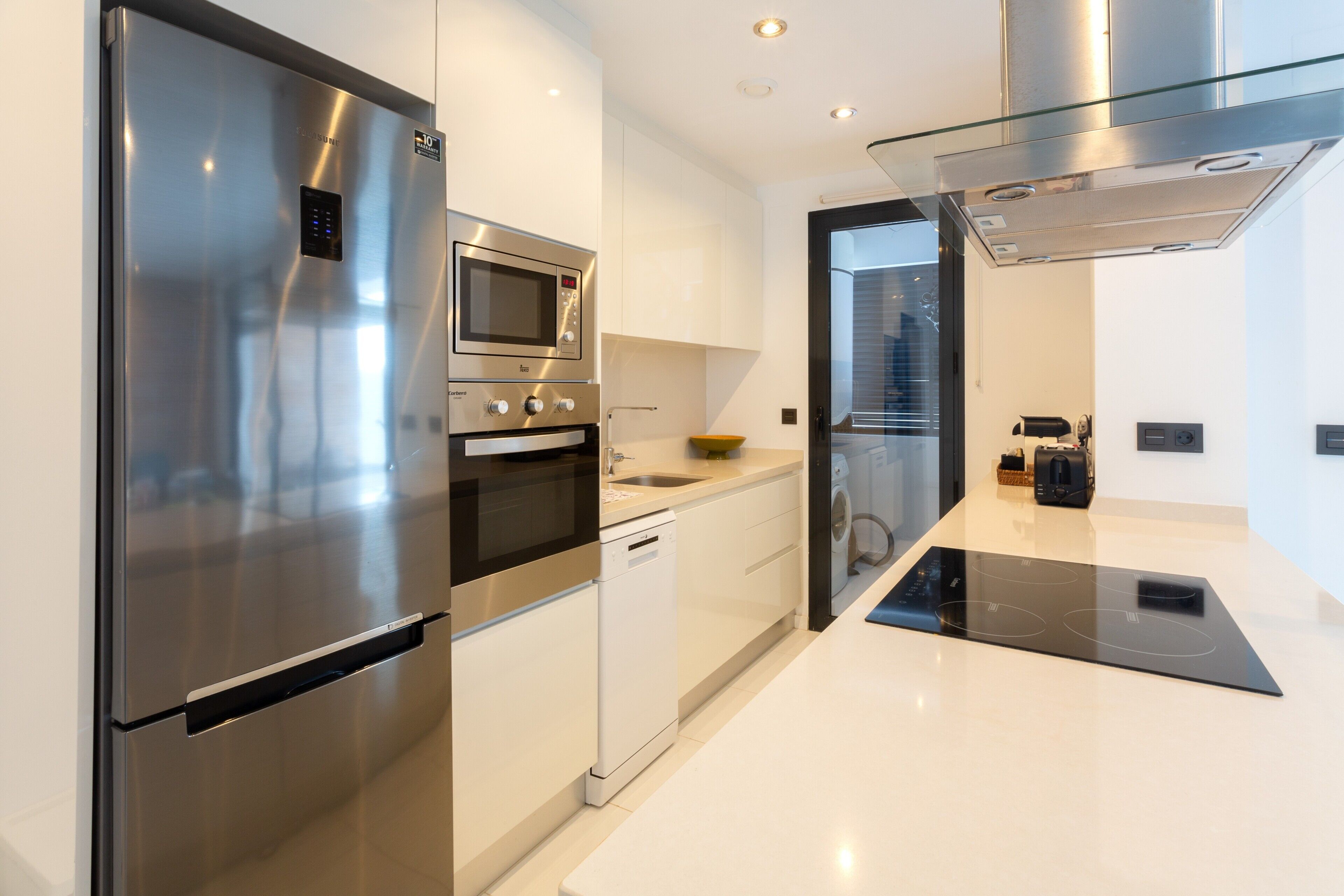 Een koelkast, een magnetron, een oven, een kookplaat