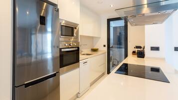 Een koelkast, een magnetron, een oven, een kookplaat