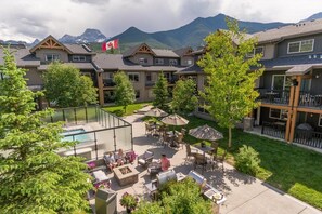 Outdoor dining - 3BR, 1250SQFT, NATURE, HOT TUB, KING BEDS, PETS OK (Dead Man's Flats)