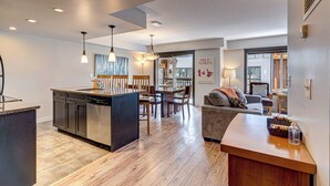 Interior - 3BR, 1250SQFT, NATURE, HOT TUB, KING BEDS, PETS OK (Dead Man's Flats)