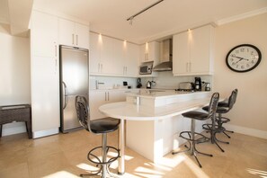 Een koelkast, een magnetron, een oven, een kookplaat