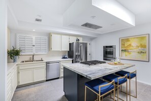 Refrigerador, microondas, horno y lavavajillas