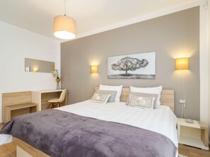 3 bedrooms, iron/ironing board, free Internet