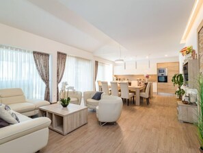 Flachbildfernseher, Kamin, Tischfußball