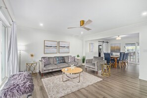 Smart TV - “Modern” Old Town Scottsdale, Resort Style yard, Baja HEATED Pool Hot Tub, BBQ (Scottsdale)