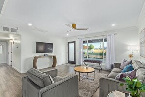 Smart TV - “Modern” Old Town Scottsdale, Resort Style yard, Baja HEATED Pool Hot Tub, BBQ (Scottsdale)