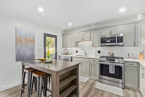 Fridge, microwave, oven, stovetop - “Modern” Old Town Scottsdale, Resort Style yard, Baja HEATED Pool Hot Tub, BBQ (Scottsdale)