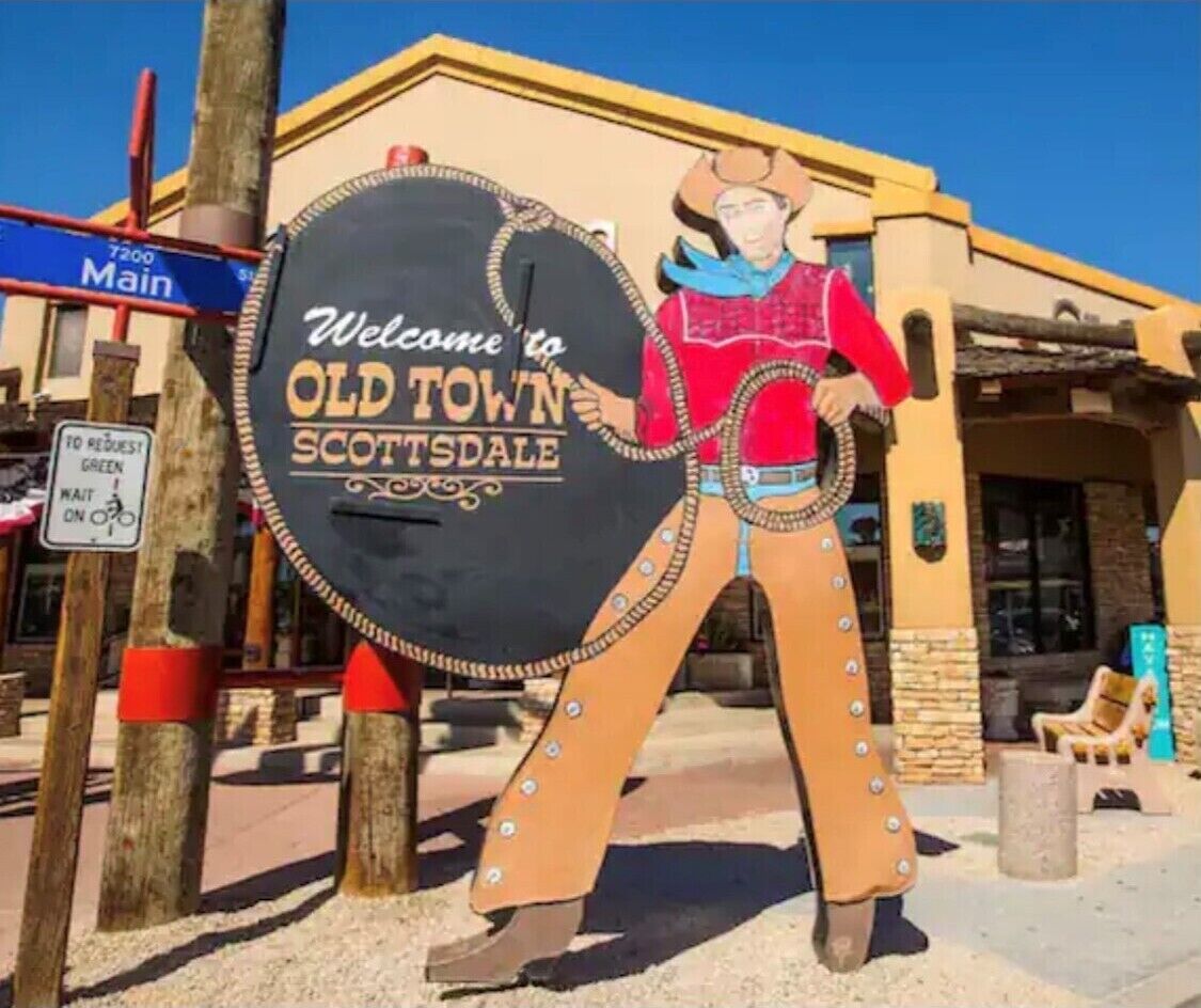 Segnaletica di benvenuto per Old Town Scottsdale con una figura di cowboy.
