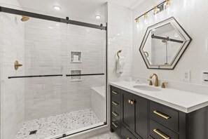 Combined shower/tub, hair dryer, shampoo