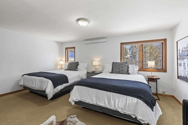 4 bedrooms, iron/ironing board, WiFi, bed sheets